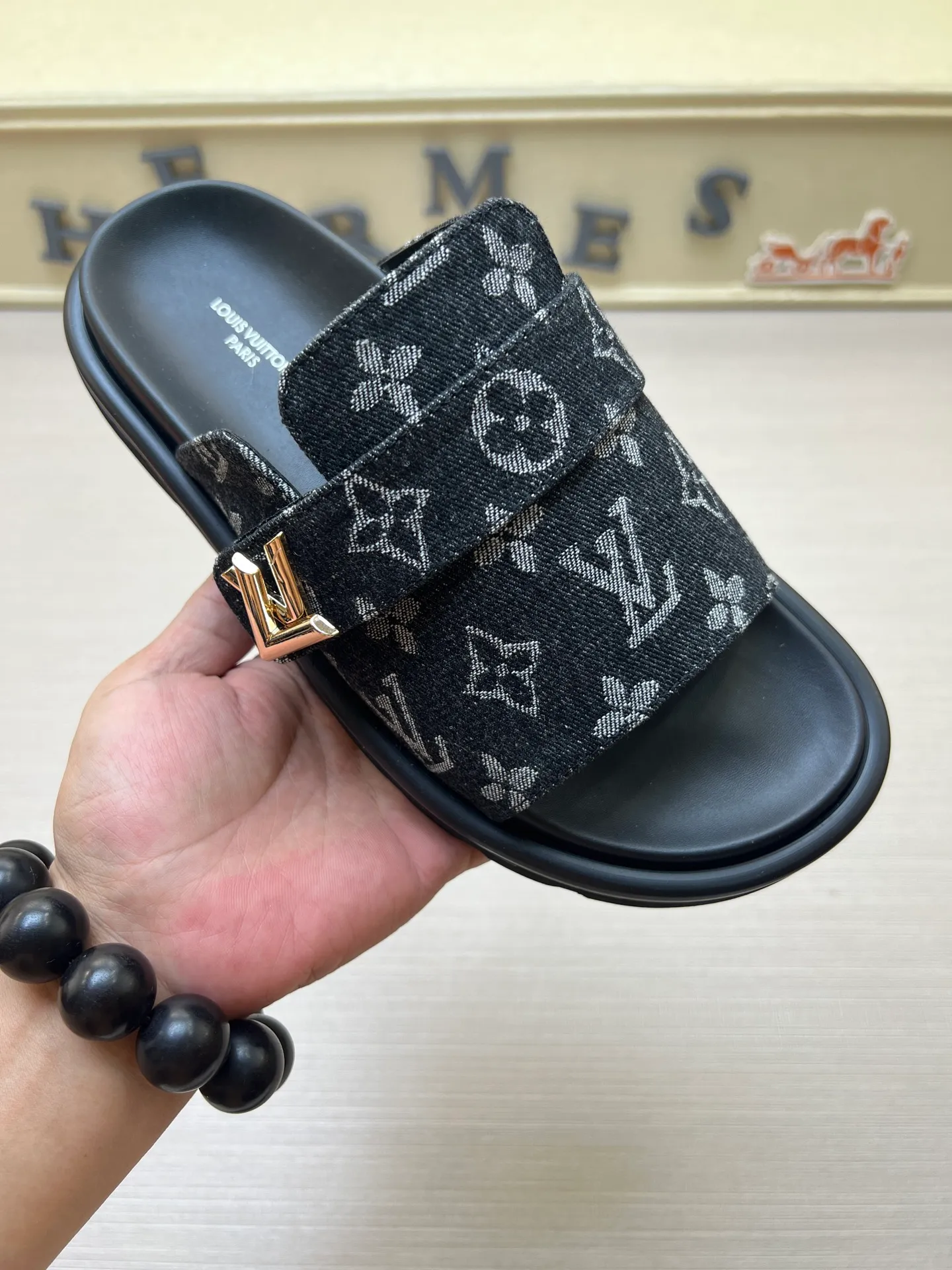 Factory price: 360💰【LOUIS VUITTON】Louis Vuitton, LV printing, men's and women's slippers are on the market, drawer box packaging with cloth bag, card, the upper pattern looks very soft and waxy, super versatile leg slimming artifact. Fabric: imported denim/canvas/old fabric, LV hardware LOGO, official website pattern printing, comfortable to wear, foot pads: high elastic men's shoes💰U water table. Sole: foam sole, heel height: about 5cm. Code number: 35-46, 35, 45, 46 are custom-made and non-returnable. Color: multiple colors and styles available.